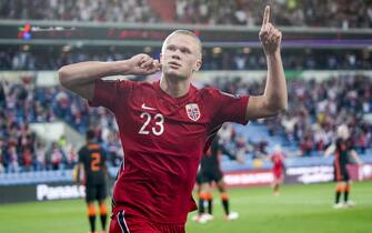 epa09441445 Norway's Erling Braut Haaland celebrates after scoring the 1-0 lead during the FIFA World Cup 2022 qualifying soccer match between Norway and the Netherlands at Ullevaal Stadium, Oslo, Norway, 01 September 2021.  EPA/Stian Lysberg Solum  NORWAY OUT