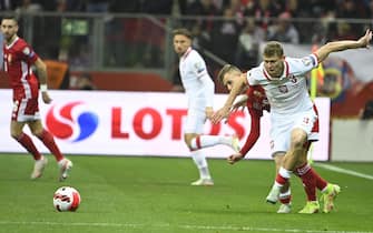epa09583896 Pawel Dawidowicz (R) of Poland and Szabolcs Schoen (2-R) of Hungary in action during the FIFA World Cup 2022 group I qualifying soccer match between Poland and Hungary in Warsaw, Poland, 15 November 2021.  EPA/Zsolt Szigetvary  HUNGARY OUT