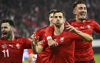 epa09584266 Switzerland's Remo Freuler (C) celebrates with teammates Renato Steffen (L) and Andi Zeqiri (R) after scoring the 4-0 lead during the FIFA World Cup 2022 group C qualifying soccer match between Switzerland and Bulgaria in Lucerne, Switzerland, 15 November 2021.  EPA/ALESSANDRO DELLA VALLE
