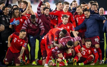 epa09584290 Swiss players celebrate after winning the FIFA World Cup 2022 group C qualifying soccer match between Switzerland and Bulgaria in Lucerne, Switzerland, 15 November 2021.  EPA/URS FLUEELER