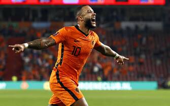 epa09447974 Memphis Depay of the Netherlands celebrates after scoring the 2-0 lead during the FIFA World Cup 2022 qualifying group G soccer match between the Netherlands and Montenegro in Eindhoven, Netherlands, 04 September 2021.  EPA/MAURICE VAN STEEN