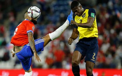 Vidal espulso col Cile: calcio in faccia a Torres