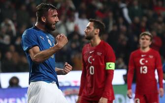 epa09858983 Bryan Cristante (L) of Italy celebrates after scoring the 1-1 goal during the international friendly soccer match between Turkey and Italy in Konya, Turkey, 29 March 2022.  EPA/ERDEM SAHIN