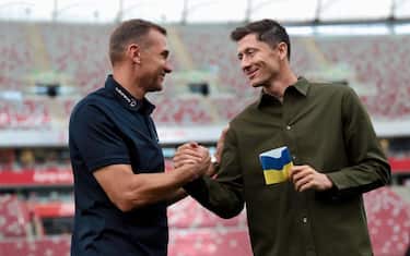 Shevchenko consegna fascia Ucraina a Lewandowski