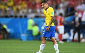 17 June 2018, Russia, Rostow am Don, Soccer, FIFA World Cup, Group E, Brazil vs Switzerland at the Don Stadium: Brazil's Philippe Coutinho wipes his sweat with his jersey. Photo: Marius Becker/dpa