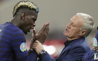 epa09309562 France's head coach Didier Deschamps (R) talks to his player Paul Pogba before extra time in the UEFA EURO 2020 round of 16 soccer match between France and Switzerland in Bucharest, Romania, 28 June 2021.  EPA/Vadim Ghirda / POOL (RESTRICTIONS: For editorial news reporting purposes only. Images must appear as still images and must not emulate match action video footage. Photographs published in online publications shall have an interval of at least 20 seconds between the posting.)