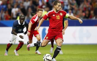 epa04788577 Belgium's Eden Hazard scores the 4-1 lead from the penalty spot during the international friendly soccer match between France and Belgium at the Stade de France in Saint-Denis, near Paris, France, 07 June 2015.  EPA/YOAN VALAT