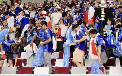 Giappone, tifosi puliscono lo stadio dopo il match