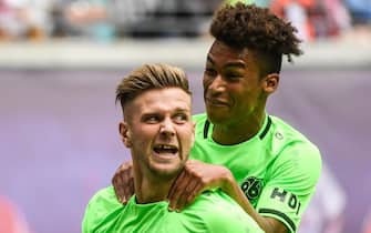 epa07022349 Hannover's Niclas Fuellkrug (L) and Hannover's Linton Maina  celebrate after score during the German Bundesliga soccer match between RB Leipzig and Hannover 96 in Leipzig, Germany, 15 September 2018.  EPA/FILIP SINGER CONDITIONS - ATTENTION:  The DFL regulations prohibit any use of photographs as image sequences and/or quasi-video.