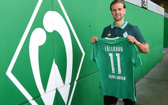 30 June 2019, Bremen: Newcomer Niclas Füllkrug of the Bundesliga soccer team Werder Bremen holds a jersey with the back number 11 during his presentation. Photo: Carmen Jaspersen/dpa - IMPORTANT NOTE: In accordance with the requirements of the DFL Deutsche Fußball Liga or the DFB Deutscher Fußball-Bund, it is prohibited to use or have used photographs taken in the stadium and/or the match in the form of sequence images and/or video-like photo sequences.