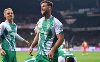 12 November 2022, Bremen: Soccer: Bundesliga, Werder Bremen - RB Leipzig, Matchday 15, wohninvest Weserstadion. Werder's Niclas Füllkrug (center) celebrates with Amos Pieper after scoring the goal to make it 1:1. Photo: Carmen Jaspersen/dpa - IMPORTANT NOTE: In accordance with the requirements of the DFL Deutsche Fußball Liga and the DFB Deutscher Fußball-Bund, it is prohibited to use or have used photographs taken in the stadium and/or of the match in the form of sequence pictures and/or video-like photo series.