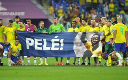 Pelé ringrazia il Brasile per l'omaggio in campo
