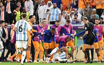 epa10358155 Players of the Netherlands and Argetnina scuffle during the FIFA World Cup 2022 quarter final soccer match between the Netherlands and Argentina at Lusail Stadium in Lusail, Qatar, 09 December 2022.  EPA/Noushad Thekkayil
