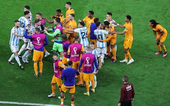 epa10358150 Players of the Netherlands and Argetnina scuffle during the FIFA World Cup 2022 quarter final soccer match between the Netherlands and Argentina at Lusail Stadium in Lusail, Qatar, 09 December 2022.  EPA/Abir Sultan
