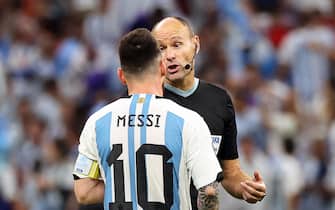 epa10357962 Lionel Messi (L) of Argentina argues with Spanish referee Antonio Mateu (R) during the FIFA World Cup 2022 quarter final soccer match between the Netherlands and Argentina at Lusail Stadium in Lusail, Qatar, 09 December 2022.  EPA/Mohamed Messara