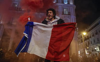 Francia, festa e scontri: un morto e 100 fermi