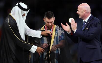 Cos'è il Bisht, la tunica fatta indossare a Messi