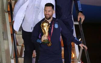 epa10374432 Lionel Messi of the Argentina national soccer team descends a plane with the trophy of Qatar 2022 World Cup upon the team's arrival to the International Airport of Ezeiza, some 22km of Buenos Aires, Argentina, 20 December 2022.  EPA/RAUL MARTINEZ