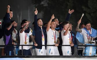 epa10374430 Players of the Argentina national soccer team, winners of Qatar 2022 World Cup, celebrate upon their arrival to the International Airport of Ezeiza, some 22km of Buenos Aires, Argentina, 20 December 2022.  EPA/RAUL MARTINEZ