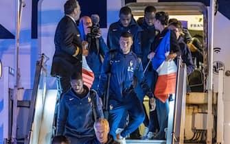epa10374262 Kylian Mbappe (C) and French teammates arrive at Paris Roissy Airport back from Doha after the FIFA World Cup 2022, in Roissy, near Paris, France, 19 December 2022.  EPA/CHRISTOPHE PETIT TESSON