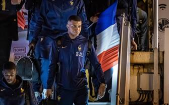 epa10374314 Kylian Mbappe and French teammates arrive at Paris Roissy Airport back from Doha after the FIFA World Cup 2022, in Roissy, near Paris, France, 19 December 2022.  EPA/CHRISTOPHE PETIT TESSON
