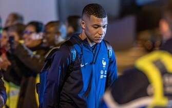 epa10374263 Kylian Mbappe (C) and French teammates arrive at Paris Roissy Airport back from Doha after the FIFA World Cup 2022, in Roissy, near Paris, France, 19 December 2022.  EPA/CHRISTOPHE PETIT TESSON