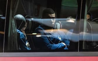 epa10374265 Kylian Mbappe (C) and French teammates wait in a bus after their arrival at Paris Roissy Airport back from Doha after the FIFA World Cup 2022, in Roissy, near Paris, France, 19 December 2022.  EPA/CHRISTOPHE PETIT TESSON