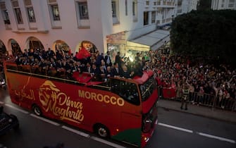 epa10375045 Moroccan national soccer team players cheer during an open top bus parade upon their return from the FIFA World Cup 2022 soccer tournament in Qatar, in Rabat, Morocco, 20 December 2022.  EPA/Jalal Morchidi