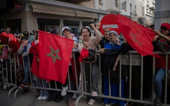epa10375044 Supporters of Moroccan national soccer team cheer upon the return of the players from the FIFA World Cup 2022 soccer tournament in Qatar,  in Rabat, Morocco, 20 December 2022.  EPA/Jalal Morchidi