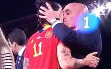 Rubiales-Hermoso y la FIFA abren charla por beso durante las celebraciones del Mundial de España