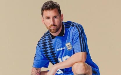Messi con la maglia di Diego del 1994. Foto