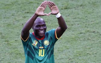 epa10333916 Vincent Aboubakar of Cameroon celebrates after scoring his team's second goal during the FIFA World Cup 2022 group G soccer match between Cameroon and Serbia at Al Janoub Stadium in Al Wakrah, Qatar, 28 November 2022.  EPA/Rolex dela Pena