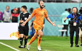 epa10346237 Daley Blind of the Netherlands celebrates scoring the 2-0 goal during the FIFA World Cup 2022 round of 16 soccer match between the Netherlands and the USA at Khalifa International Stadium in Doha, Qatar, 03 December 2022.  EPA/Noushad Thekkayil