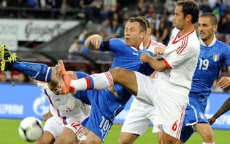 epa03245603 Italy's Antonio Cassano, left, fights for the ball with Russia's Roman Shirokov, right, during their friendly soccer match between Italy and Russia in Zurich, 01 June 2012.  EPA/WALTER BIERI