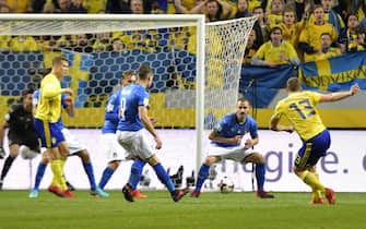 Sweden's Jakob Johansson (R) scores the 1-0 goal during the FIFA World Cup 2018 European qualifying playoff match Sweden vs Italy at Friends Arena in Stockholm, Sweden, 10 November 2017.  
ANSA/ANDERS WIKLUND