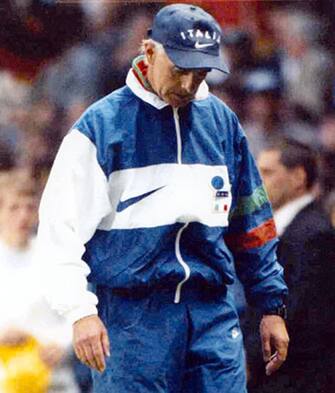 1996Arrigo Sacchi (Fusignano, 1º aprile 1946) è un allenatore di calcio, dirigente sportivo e opinionista italianoNella foto: Italia - Germania - Arrigo Sacchi lascia il campo a fine partita deluso