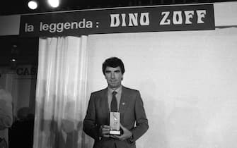 SANREMO, ITALY: Juventus player Dino Zoff during a party for celebrates him with other italian goalkeepers on 1983  in Sanremo, Italy. (Photo by Juventus FC - Archive/Juventus FC via Getty Images)