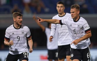 BOLOGNA, ITALY - JUNE 04: Joshua Kimmich of Germany celebrates with team mates after scoring to level the game at 1-1 during the UEFA Nations League League A Group 3 match between Italy and Germany at Renato Dall'Ara Stadium on June 04, 2022 in Bologna, Italy. (Photo by Jonathan Moscrop/Getty Images)