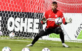 epa09445109 Polish national soccer team goalkeeper Bartlomiej Dragowski during the team's training session in Warsaw, Poland, 03 September 2021. Poland will face San Marino in the World Cup 2022 qualifying soccer match on 05 September in San Marino.  EPA/Piotr Nowak POLAND OUT