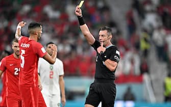 (221201) -- DOHA, Dec. 1, 2022 (Xinhua) -- Referee Raphael Claus (R) gives Steven Vitoria (2nd L) of Canada a yellow card during the Group F match between Canada and Morocco at the 2022 FIFA World Cup at Al Thumama Stadium in Doha, Qatar, Dec. 1, 2022. (Xinhua/Xin Yuewei) - Xin Yuewei -//CHINENOUVELLE_chinenouvelle176/Credit:CHINE NOUVELLE/SIPA/2212020952/Credit:CHINE NOUVELLE/SIPA/2212021012