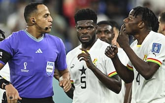 (221124) -- DOHA, Nov. 24, 2022 (Xinhua) -- Mohammed Salisu (R) of Ghana argues with referee Ismail Elfath during the Group H match between Portugal and Ghana at the 2022 FIFA World Cup at Ras Abu Aboud (974) Stadium in Doha, Qatar, Nov. 24, 2022. (Xinhua/Xiao Yijiu) - Xiao Yijiu -//CHINENOUVELLE_XxjpseE007204_20221125_PEPFN0A001/Credit:CHINE NOUVELLE/SIPA/2211250836/Credit:CHINE NOUVELLE/SIPA/2211250926