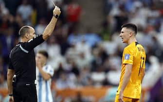 AL DAAYEN - (lr) Referee Antonio Mateu gives the yellow card to Steven Berghuis of Holland during the FIFA World Cup Qatar 2022 quarterfinal match between the Netherlands and Argentina at the Lusail Stadium on December 9, 2022 in Al Daayen, Qatar. ANP MAURICE VAN STONE /ANP/Sipa USA