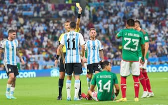 referee Daniele Orsato with whistle, gestures, shows, watch, individual action, Schiedsrichter, Hauptschiedsrichter, schiri, shows the Yellow Card to Angel Di Maria, Argentina 11 
in the group C match
 ARGENTINA - MEXICO 2-0
FIFA WORLD CUP 2022 QATAR Season 2022/2023,  Nov 26, 2022 in Lusail Stadium in Doha, Qatar.
Photographer: ddp images / star-images
