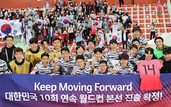 epa09721444 Players of the South Korea celebrate after the 2022 FIFA World Cup Group A final Asian qualifying soccer match South Korea vs Syria at Rashid Stadium in Dubai, 01 February 2022.  EPA/YONHAP SOUTH KOREA OUT