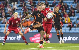 epa09441607 Memphis Depay (L) of Netherlands and Norway's Stefan Strandberg in action during the FIFA World Cup 2022 qualifying soccer match between Norway and the Netherlands at Ullevaal Stadium, Oslo, Norway, 01 September 2021.  EPA/Fredrik Varfjell  NORWAY OUT