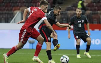 epa09441694 Mateo Kovacic (C) of Croatia in action against Igor Diveev (L) of Russia during the FIFA World Cup 2022 Group H qualifying soccer match between Croatia and Russia in Moscow, Russia, 01 September 2021.  EPA/YURI KOCHETKOV