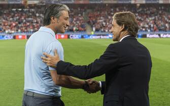 SWITZERLAND SOCCER FIFA WORLD CUP 2022 QUALIFICATION epa09450170 Switzerland's head coach Murat Yakin (L) greets his counterpart Italy's head coach Roberto Mancini ahead of the 2022 FIFA World Cup European Qualifying Group C soccer match between Switzerland and Italy in the St. Jakob-Park stadium in Basel, Switzerland, 05 September 2021. EPA/JEAN-CHRISTOPHE BOTT