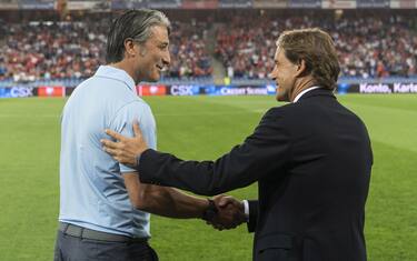 epa09450170 Switzerland's head coach Murat Yakin (L) greets his counterpart Italy's head coach Roberto Mancini ahead of the 2022 FIFA World Cup European Qualifying Group C soccer match between Switzerland and Italy in the St. Jakob-Park stadium in Basel, Switzerland, 05 September 2021.  EPA/JEAN-CHRISTOPHE BOTT