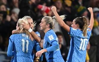 epa10802674 Lauren Hemp of England (L) celebrates after scoring the 1-2 goal during the FIFA Women's World Cup semi-final soccer match between Australia and England in Sydney, Australia, 16 August 2023.  EPA/DEAN LEWINS AUSTRALIA AND NEW ZEALAND OUT  EDITORIAL USE ONLY