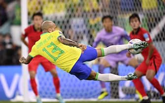 Foto Fabio Ferrari/LaPresse -  05 Dicembre 2022 Doha, Qatar - Sport - Calcio - Qatar 2022 - Coppa del Mondo Fifa - Brasile vs Corea del Sud - ottavi di finale -  Stadium 974
Nella foto: Dani Alves (Brazil)

December 05, 2022 Doha, Qatar  - sport - Soccer - Qatar 2022- Fifa World Cup - Brazil vs South Korea - round of 16 - Stadium 974.
In the pic: Dani Alves (Brazil)